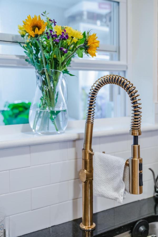 Bedroom In Thoughtfully Decorated East Passyunk Home Filadelfia Exterior foto
